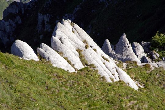 Foto delle formazioni rocciose della sella del Monte Mattoni