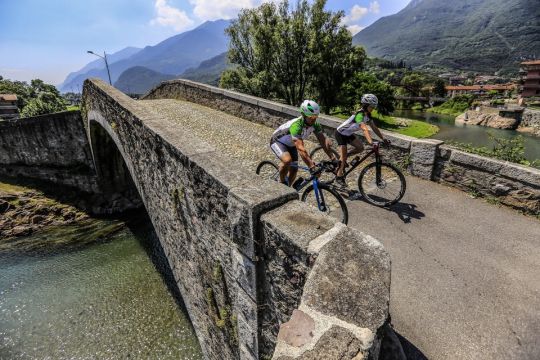 Ciclovia dell'Oglio - ciclisti al ponte di Montecchio