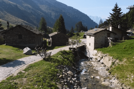 Gruppo di ciclisti lungo la ciclovia del cielo