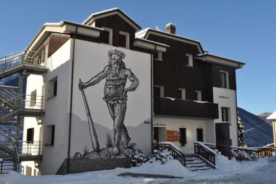 Fotografia invernale della Casa del Parco di Vezza d'Oglio