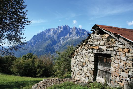 Foto vecchia cascina in pietra